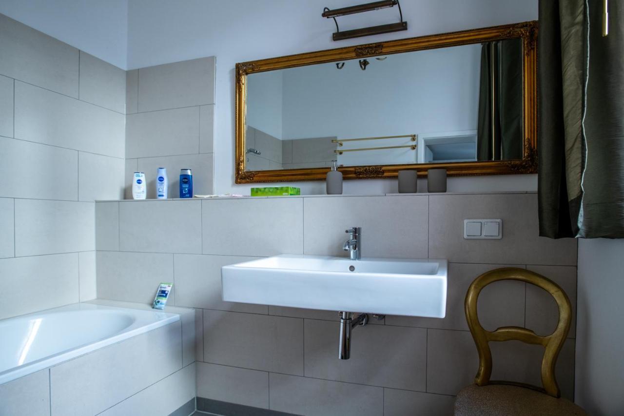 Alt-Berliner Eckkneipe - "Feuchte Ecke" Apartment Екстериор снимка