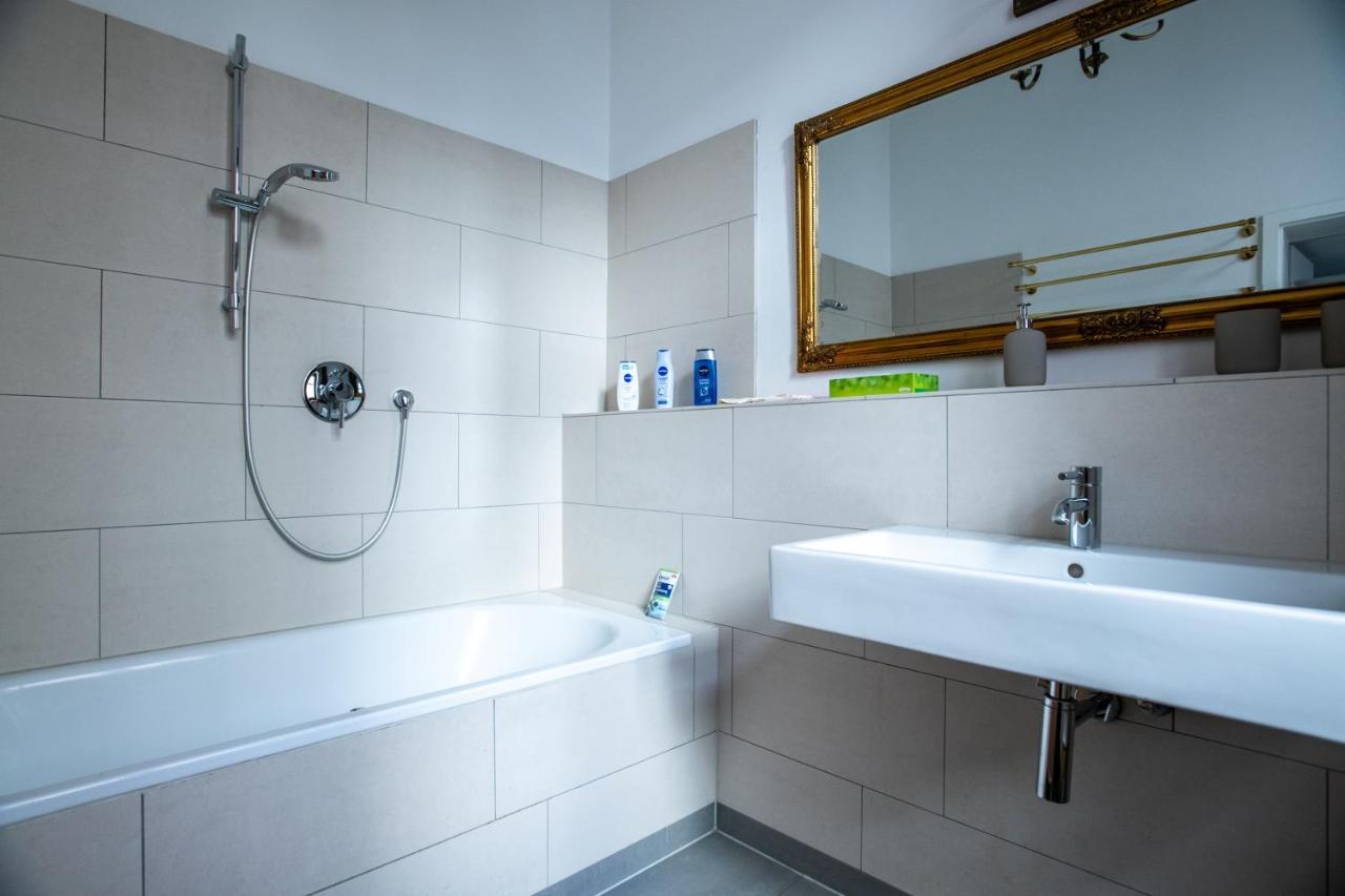 Alt-Berliner Eckkneipe - "Feuchte Ecke" Apartment Екстериор снимка